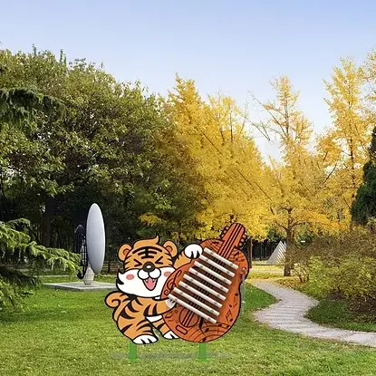 Anong mga materyales ang ginagamit sa mga panlabas na instrumento ng percussion na hugis ng hayop?